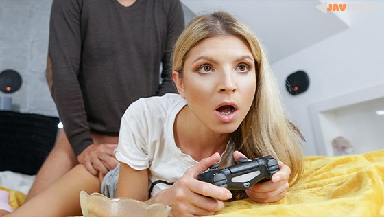 ExxxtraSmall Gamer Girl Focus